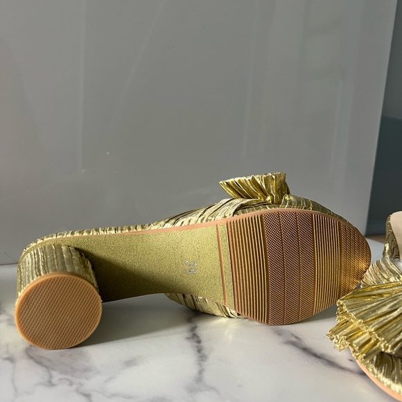 Women's Gold Bow Sandals - Picture 3 of 3